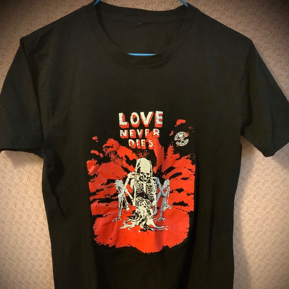 Love Never Dies- Skeleton T-shirt